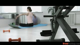 Jogázó tini picsát közösül hátsó bejáratba az edő