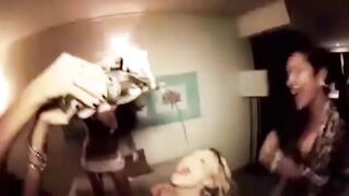 Tini bige a nevelő testvérén lovagol