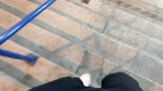 Fiatal bige pénzért szop az utcán