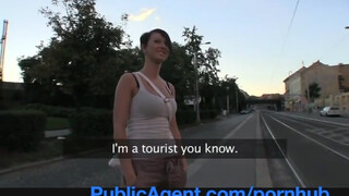 PublicAgent - Rövid hajú kiscsaj dugni akar