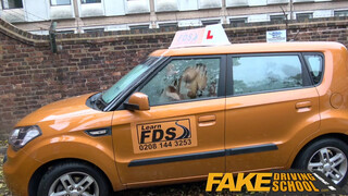Fake Driving School - lógós kannás béger csajszival