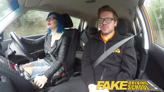 Fake Driving School - kékhajú lány hátsó bejáratba akarja