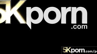 5KPorn - Naomi Nash borotvált picsája megtömve
