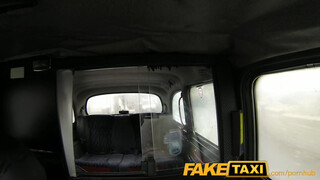 FakeTaxi - kitetovált spiné bekúrva a hátsó ülésen