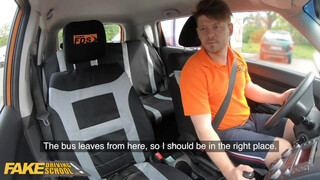 Fake Driving School - vegyvédelmi ruhában ül be a kiscsaj a kocsiba