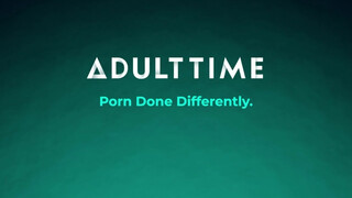 ADULT TIME - kopasz fekete spiné kinyalja a csaját