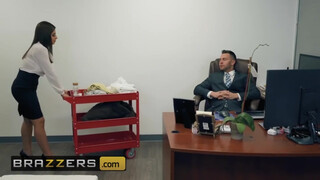 Brazzers - Ella Knox az óriás didkós kolumbiai hölgyemény