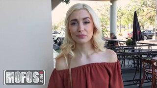 Mofos - Anastasia Knight a szabadban imád kefélni