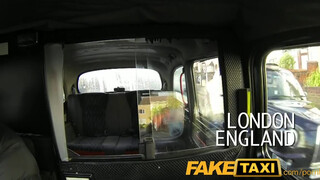 FakeTaxi világos szőke picsát nem nagyon zavarja az idősebb pénisz