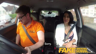 Fake Driving School gecivel megöntözött bula az oktató kocsijában