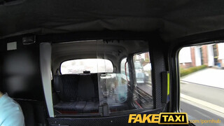FakeTaxi fullos spiné engedi popsiba is