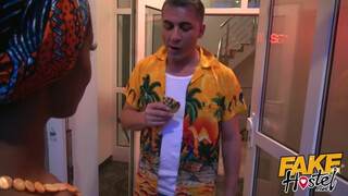 Fake Hostel afrikai spiné és egy kolumbiai bula közösen