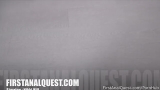 Nikki Hill méretes feneke megdöngetve - First Anal Quest