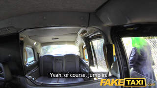 Fake Taxi zöld hajú csajszi hátsója kúrható