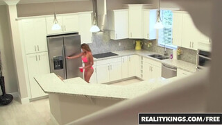 Reality Kings - a latinos latin Bianka méretes seggluka megbaszva