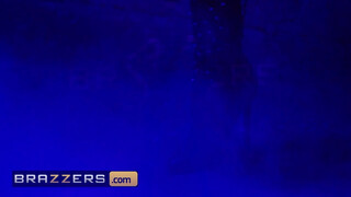 Brazzers - Cherie Deville ánusza is megdöngetve