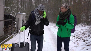 Hatalmas kannás tini spiné és a turista srácok - Fake Hostel