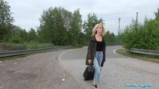Monique Woods egy pici pénzért benne van a szexbe - Public Agent