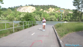 Public Agent - Mia Linz a hatalmas picsájú kisasszony