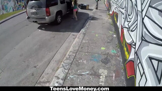 TeensLoveMoney - a hatalmas cicis picsa a szabadban akarja