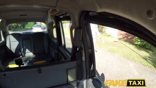 Fake Taxi - Lyen Parker kefél a hátsó ülésen