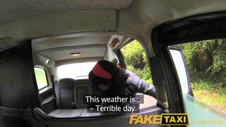 FakeTaxi - brazil hölgyemény hátsó bejáratba tolva
