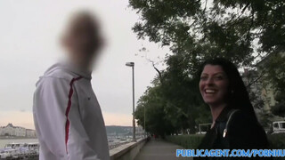PublicAgent - Vivien Bell a fullos kokeró csajszi