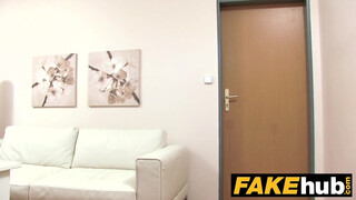 Fake Agent - elálló fülű vörös hölgyemény