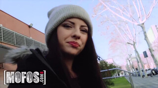 MOFOS – Rebecca Volpetti hatalmas farokkal megkúrelva