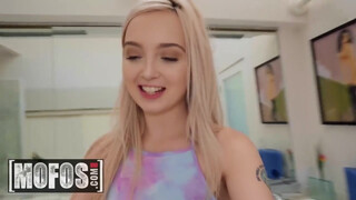 MOFOS - Lexi Lore keményen popóba tolva