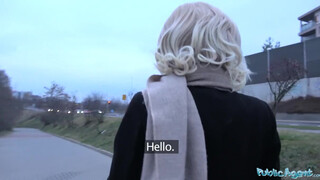 Public Agent - világos szőke barna lány és a vastag fütykös