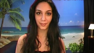 Mia Sanchez feldug egy hatalmas műbrét