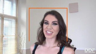 Tiffany Doll kettő pélót kap a fenekébe