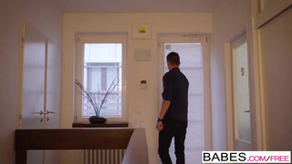 Babes - Paula Shy a méretes tőgyes picsa