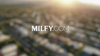 MILFY - Syren De Mer a melós manussal szexel
