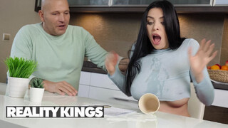 REALITY KINGS - Kira Queen a szomszéd krapekkal kúrel
