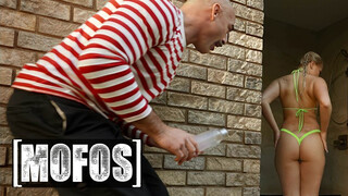 MOFOS - Harley King a fullos világos szőke tini bige