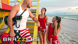 BRAZZERS - MacKenzie Mace és Kylie Rocket a izgató vízimentő csajok