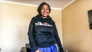 Afrikai fősulis hölgyemény munkát keres a tanulmányaihoz