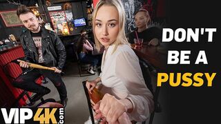 Bátor világos szőke pornófilmes kúrja idegen srácot a bárban