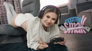 Pici tini spiné Aria Banks elkapja magas mostohabátyját Chris Epicet, aki a szobájában kézimunkázza a lőcse