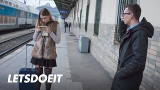 Selvaggia tini kiscsaj felfogta Charlie Dean hatalmas faszát egy gyors pov dugásra