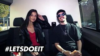 Vékony csoki Coco Kiss pénzért cidázza a méretes néger fazt az kocsiban