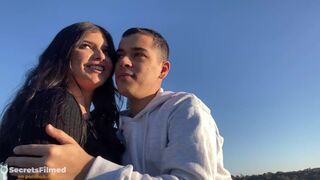 Tüzes tinder hölgyemény a parkban, aki nem törődik semmivel