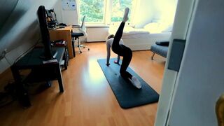Tini fitnesz kisasszony ujjazza magát, majd rendesen megbasszák