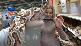 Letty black vadul dug a nyilvános helyen monster pub 2-vel