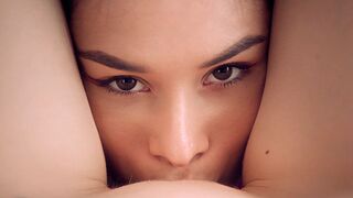 Forró leszbi pillanatok a Wow Girls csatornán - Kettő dögös spiné pina nyalása