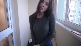 Csinos csajszi tanya mutatja a cicijét