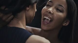 Ebony Vampire Mistress Lia Lin elcsábít egy latina hatalmas didkós tini csajszit a Vampired kemény domina játékában